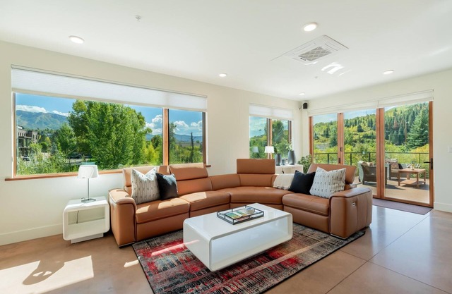 Downtown Luxury~Private Hot Tub on Expansive Deck~Unparalleled Riverside Lodging