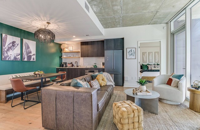 Luxury Downtown Austin condo with Rooftop Pool, Private Balcony with Lake View