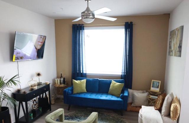 Luxury Downtown Baltimore Apt w/Pool, Gym, & Free parking. Close to Inner Harbor