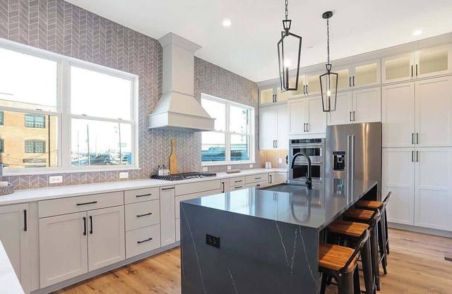 Luxury Downtown/Chatham Arch BoHo-style Townhome