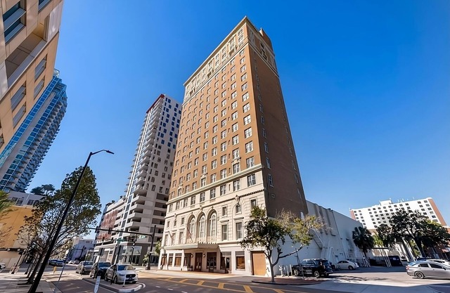 Luxury & Downtown Excitement! Free Shuttle Service, Pets Allowed