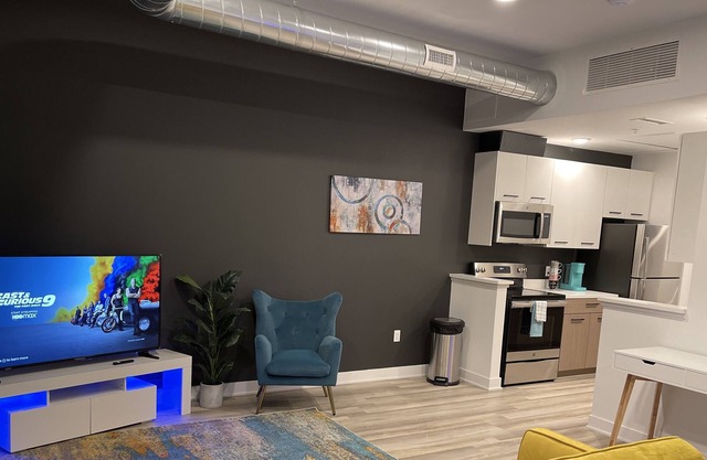 Luxury Downtown Royal Oak apartment - FREE parking