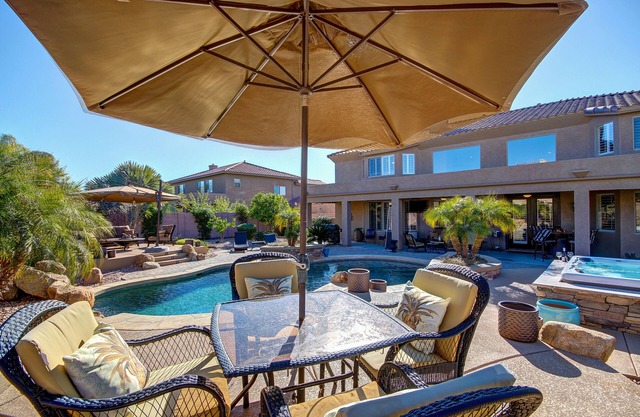 LOCATION DE MAISON DE RÊVE, 6 ch piscine / jacuzzi, 8 téléviseurs à écran plat, 2 Foyers, 5000 sq f