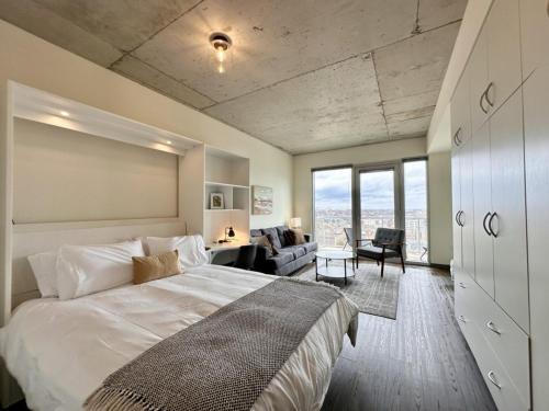 Luxury East Side Studio Apt Near Brady St with Balcony