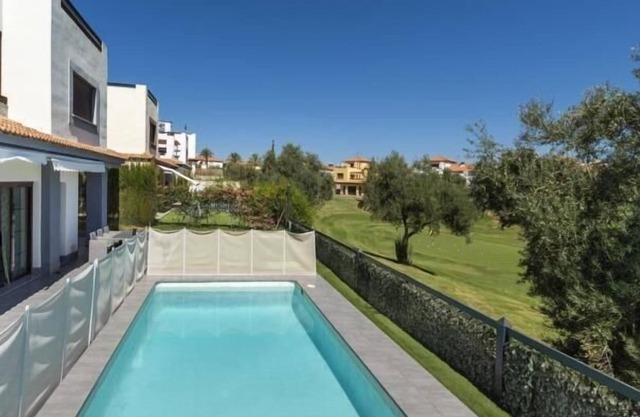 Luxury house 500 qm with swimming pool, solarium,