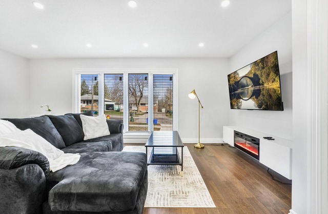 Luxury Estate+Renovated 3 Bedroom+65" TV+WFH+Sleeps 7