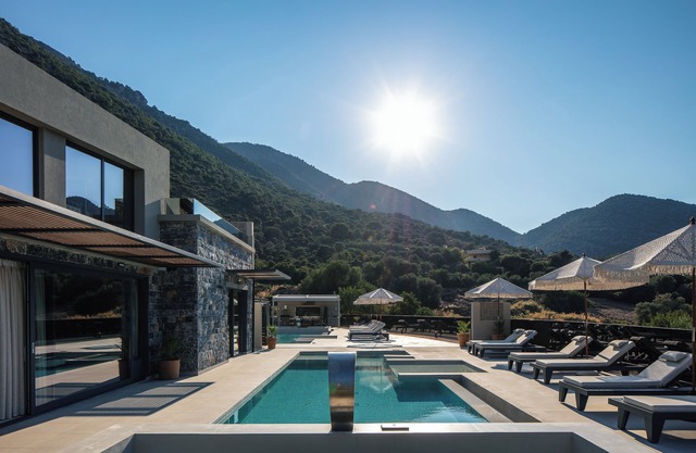 Luxury Estate with Sea Views, Fire Pit & near beach