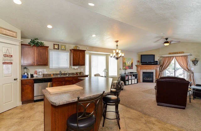 3BR 2ksf Custom SLC Home pour 5-7 personnes avec cabane pour enfants + grande cuisine + cheminée