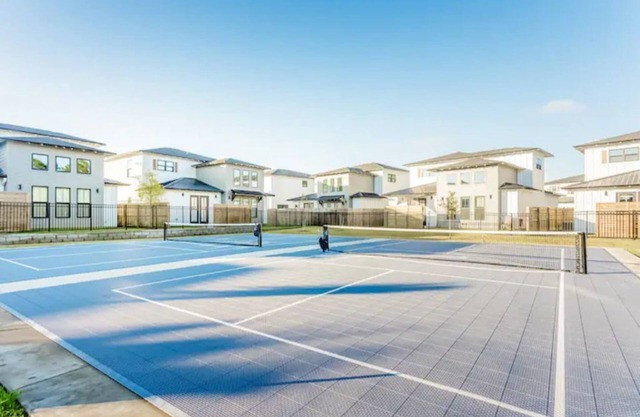 Luxury Family Home on Bay w/ Pool 2 miles to Beach