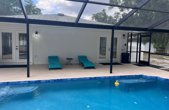 Luxury Family size house, 9 miles away from siesta key, with pool