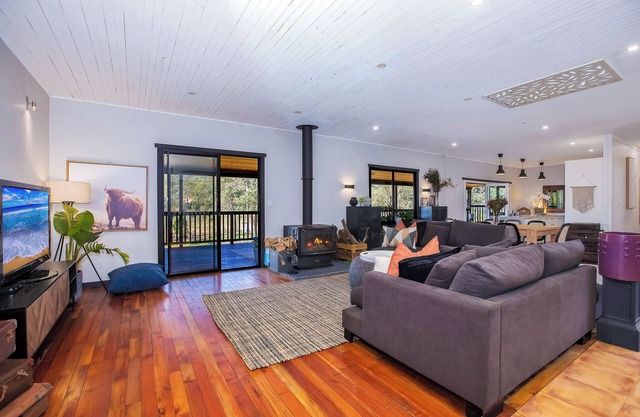 Luxury Farm Hideaway on 20 acres - Sleeps 22