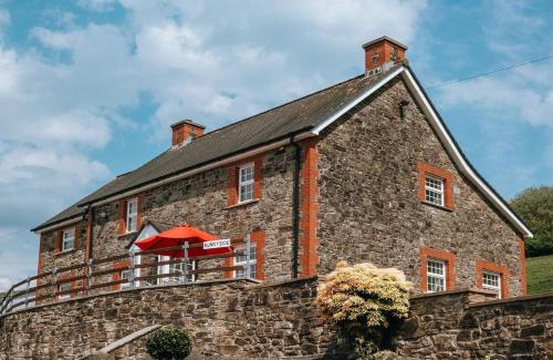 Luxury farmhouse Sleeps 8 hottub Brecon Beacons