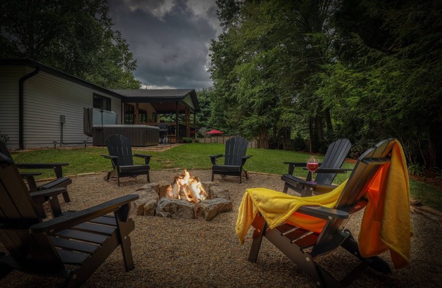 LUXURY FARMHOUSE, 2 Living spaces, Sleeps 12, PRIVATE in the mtns, 10min to town
