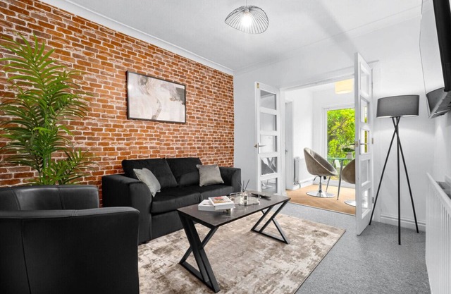 Luxury Four Bedroom House - Garden - Parking - Great Barr