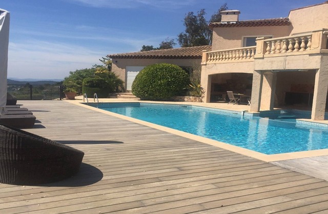 Appartement de luxe avec jardin et piscine partagé, superbes vues sur la montagne et la mer