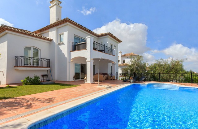 Luxury Frontline Golf Villa avec piscine privée dans une communauté fermée sécurisée