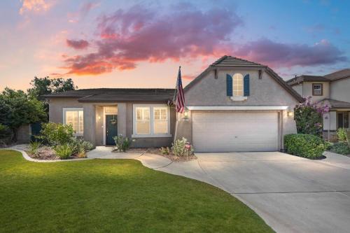 Luxury Gated Retreat Golf Course Views Sleeps 8