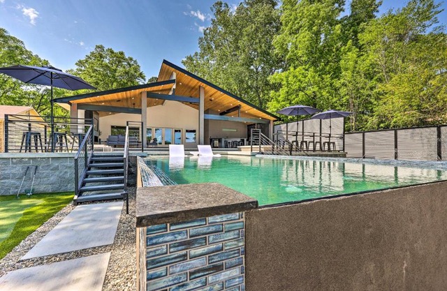 Luxury Gem with Game Room and Oaklawn Track Box!