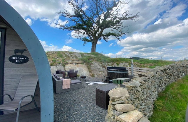 Luxury Glamping Pod with underfloor heating, on a working farm (Dog-friendly)