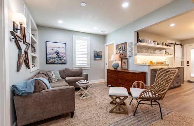 Book for CW 2025 Gourmet kitchen with backyard and parking at 1st floor Eastport apartment