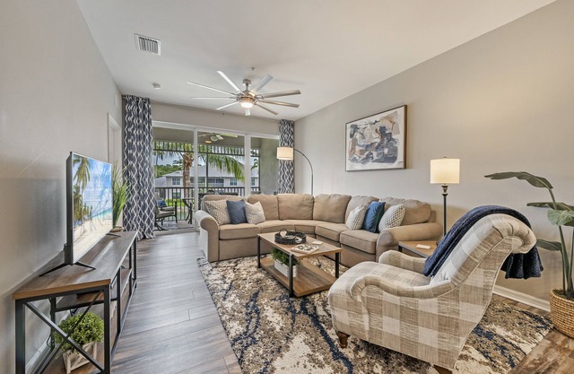 Luxury GreenLinks Condo: Top Rated Golf, Resort Pool,LakeView - close to beaches