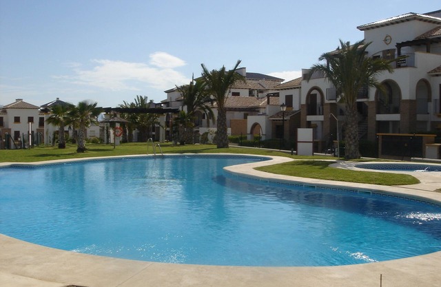 Appartement Familial de Luxe 2 Chambres avec Piscine Extérieure / Intérieure et WiFi