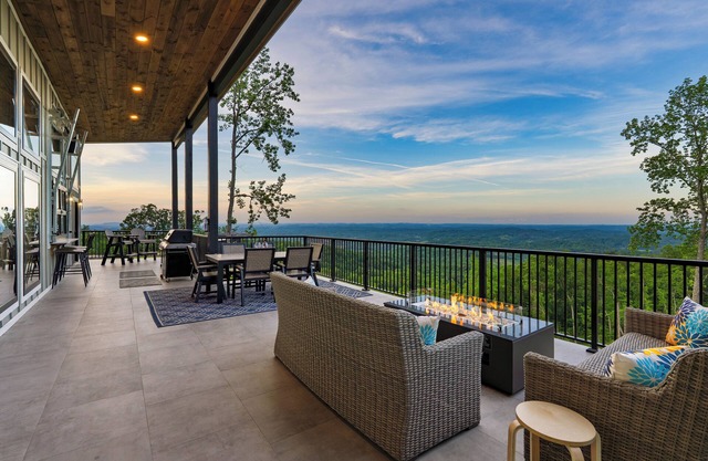 Luxury Group Retreat + Indoor Pool, Arcade & 56-Mile Views | Grand Vista Retreat