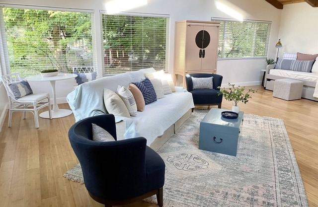Luxury Guesthouse w / Jacuzzi Tub for Two