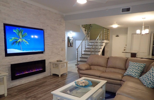Condo de luxe Gulf 3BR 3BA avec jacuzzi Penthouse! Récemment rénové! Étapes vers la plage!