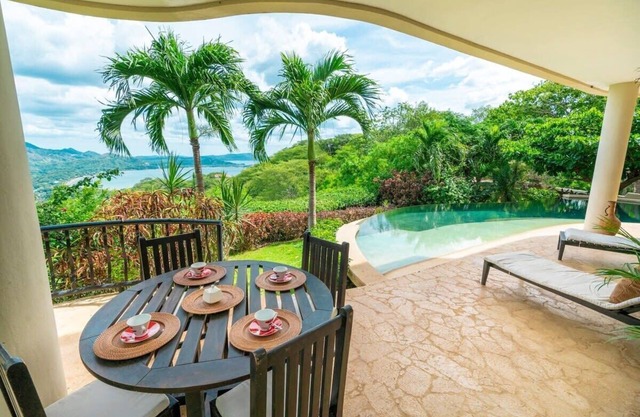 Grande villa spacieuse avec vue sur l'océan et la montagne
