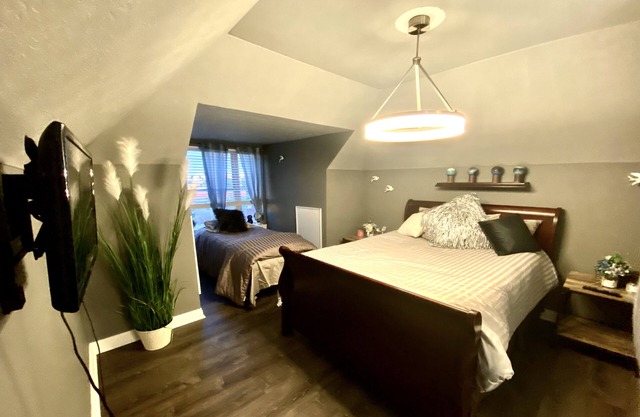 "Luxury Haven for Large Gatherings: 4BD/4BA” 5 mins from downtown