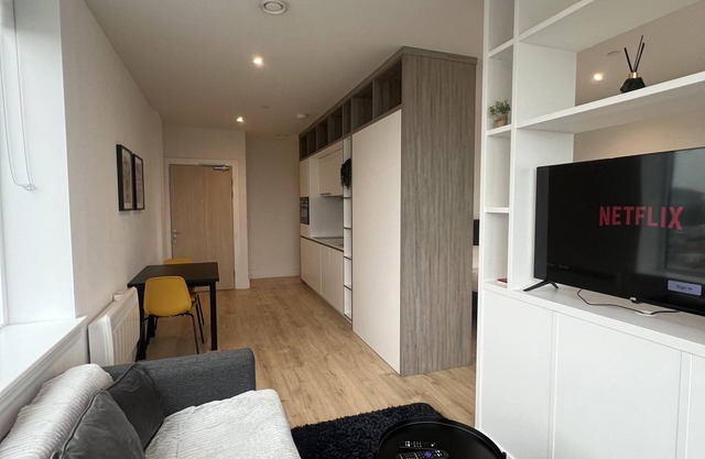 Luxury Heathrow Airport Apartments PARKING ON SITE.