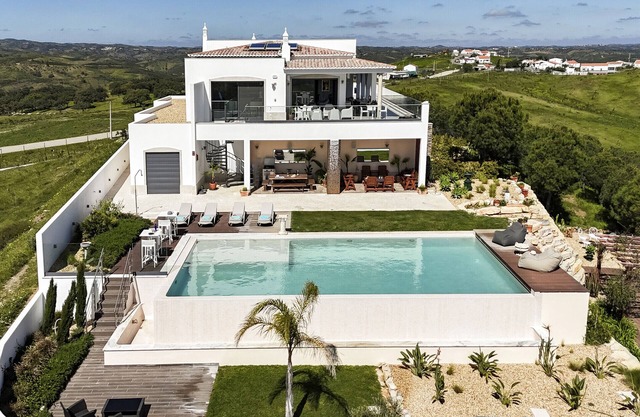 Un refuge de luxe avec vue et piscine à débordement