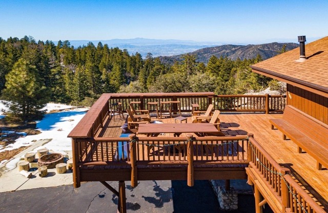 Luxury Hilltop Log Cabin On 4. 5 Acres with Great Views