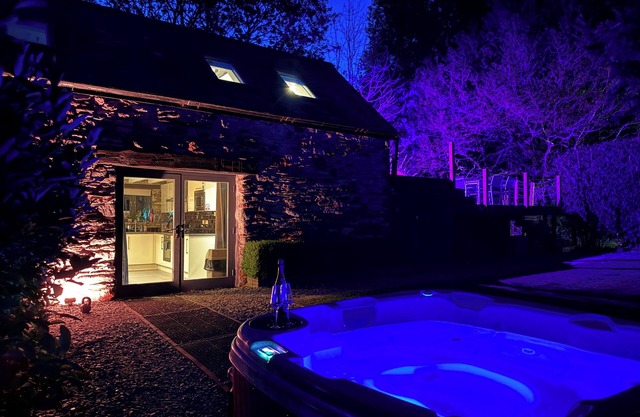 Lodge de vacances de luxe avec bain à remous privé, salle de pêche et cinéma.