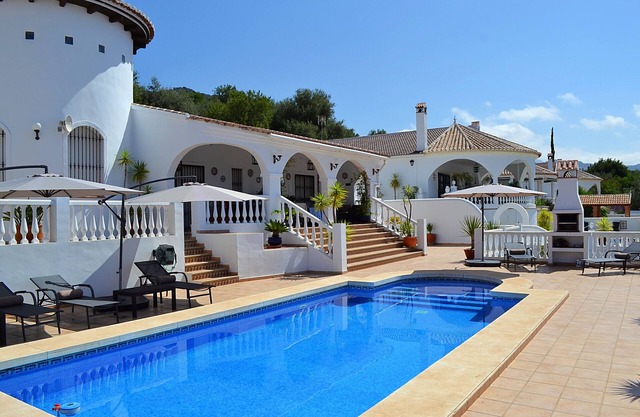 villa de luxe avec piscine privée dans un cadre calme et reposant