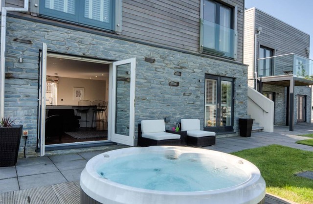 Vacances de luxe avec bain à remous et terrasse sur le toit. Piscine et gymnase