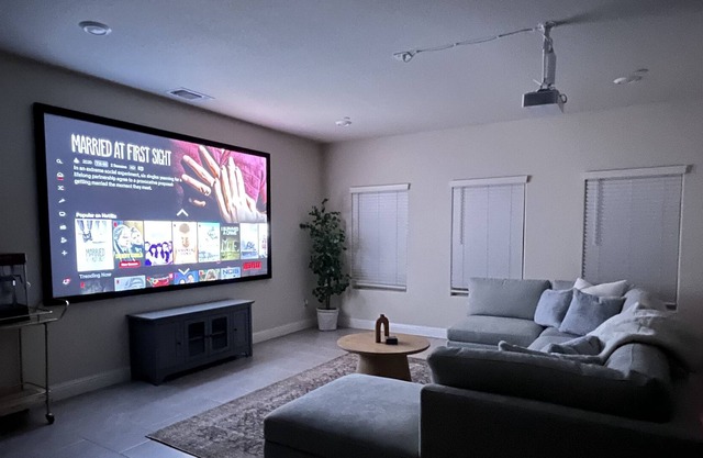 Luxury home 120” theater, near park and UC, 中文