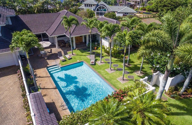 Maison de luxe, A / C, grande piscine, cuisine gastronomique, 4 salles de bains 6 salles de bains, 3 suites de maître.