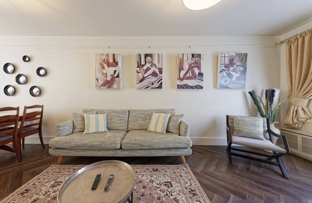 Luxury home from home! Stunning 4 bed house right by the seaside