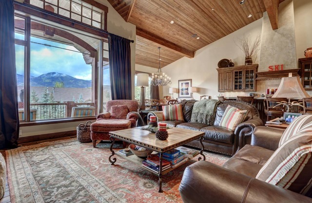 Maison de luxe, vue sur la montagne, à 5 minutes de la rue principale historique, ski, golf