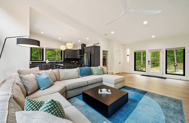 Luxurious New Home w/ Hot tub, EV charger, Firepit - 5 min to Downtown!