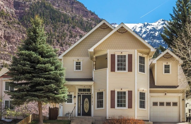 Luxury Home in Downtown Ouray - Sleeps 10 - Spacious - Pet-friendly