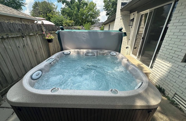 Luxury home, pet friendly, hot tub, concerts, restaurants!
