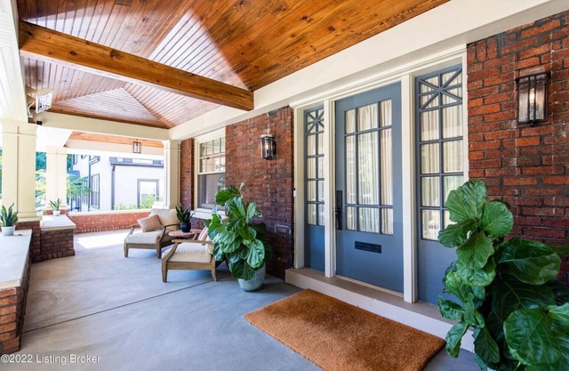Luxury home w/hot tub! Only 2 blocks from restaurants and bars! 4 mi from Derby