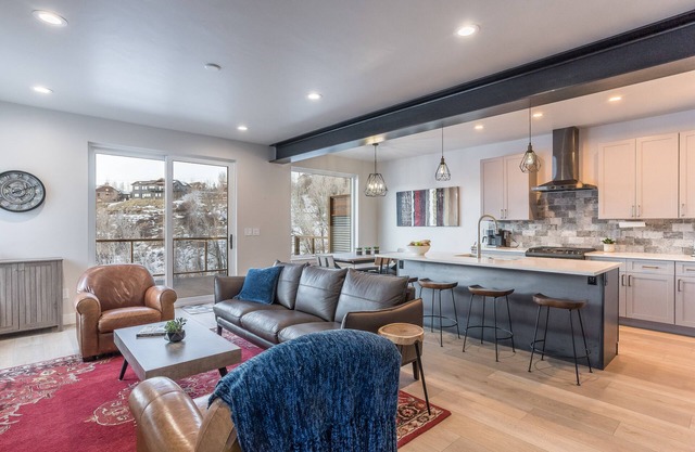 Luxury Home w/ Private Hot Tub & Large Deck! Great for Large Groups!