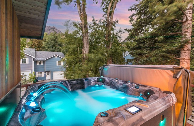 Luxury Home - Walk to Town & Box Canyon Falls - Hot Tub - Fire Pit - E-Bikes