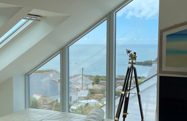 NEW: Luxury property sleeps 8 - Stunning sea views - parking