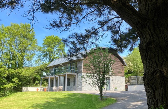 Maison de luxe avec bain à remous et terrasse sur le toit. Piscine, Gym & Sauna