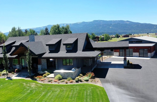 Luxury Home with outdoor dining, fitness room and Mountain Views